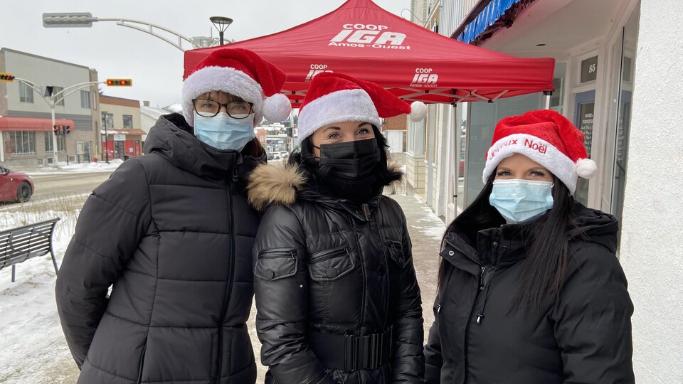Trois femmes munies de bonnets de Noël