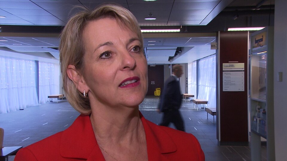 Gros plan de Sylvie Parent, qui porte un veston rouge vif.