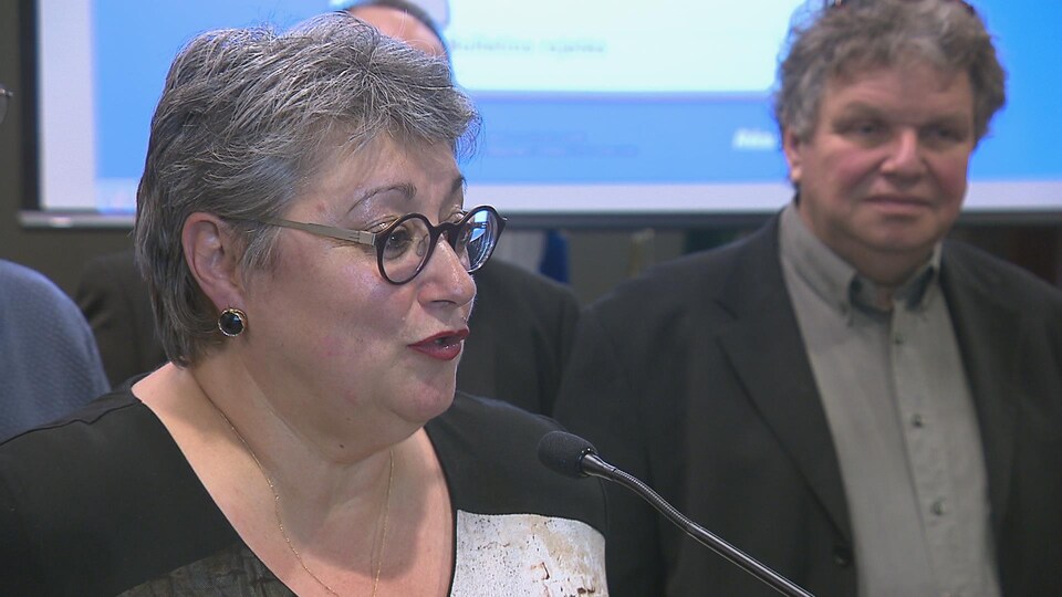 Sylvie Vignet remercie les citoyens au podium.