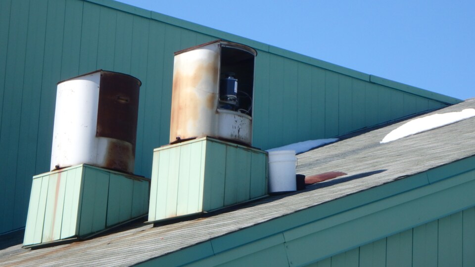 Sylvio St-Pierre tentait de réparer le moteur d’un ventilateur sur le toit de l’école lorsqu'il est tombé.