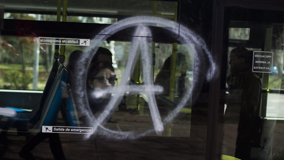 Le symbole anarchiste peint sur une fenêtre