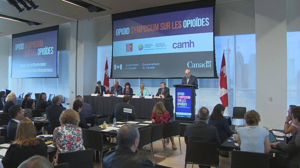 Des gens assistent à une conférence.