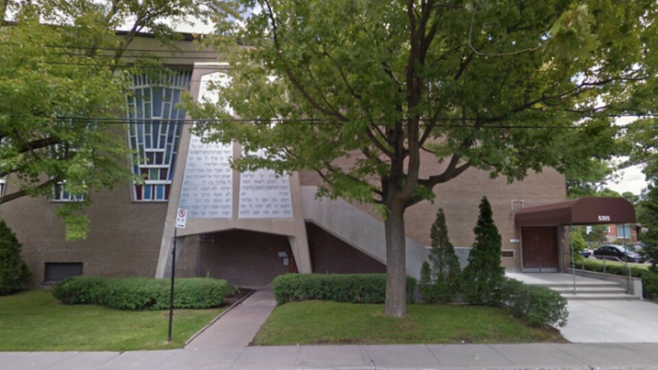 La synagogue Shaare Zedek est située dans l'arrondissement de Côte-des-Neiges–Notre-Dame-de-Grâce, à Montréal.