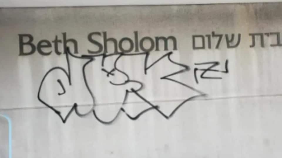 Un graffiti antisémite a été peint sous le nom de la synagogue Beth Sholom.