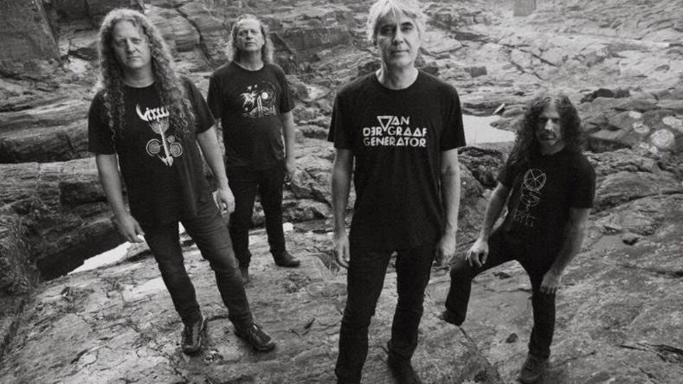 Les membres du groupe Voïvod se trouvent à l'extérieur.