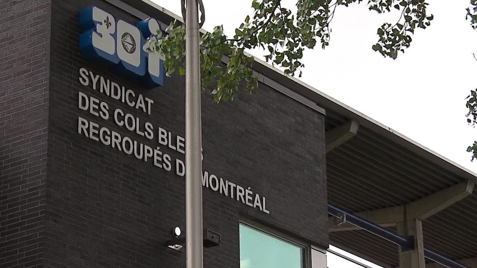 Logo du Syndicat des cols bleus regroupés de Montréal sur un mur de leurs bureaux, avenue Papineau