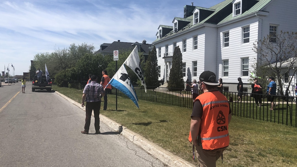 Les leaders syndicaux de la santé en Mauricie–Centre-du-Québec demandent à la ministre de la Justice, Sonia LeBel, de déposer leur pétition pour la tenue d'une commission d'enquête indépendante sur la gestion de crise du CIUSSS MCQ.