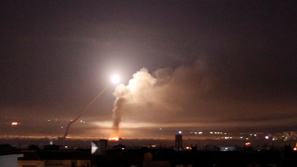 Des missiles dans le ciel de Damas, en Syrie