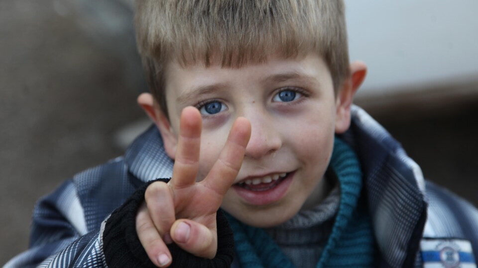 Un enfant syrien fait le signe de la victoire.
