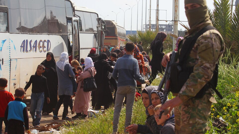 Des milliers de personnes évacuées sont restées bloquées près d'Alep sans pouvoir atteindre leur destination finale, en raison de désaccords entre les parties adverses.