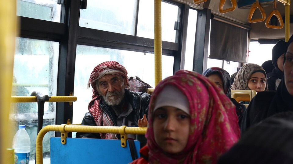 Des civils assis dans des autocars sont évacués des localités chiites d'Al Foua et de Kefraïa, en Syrie, dans la foulée des évacuations menées à Alep
