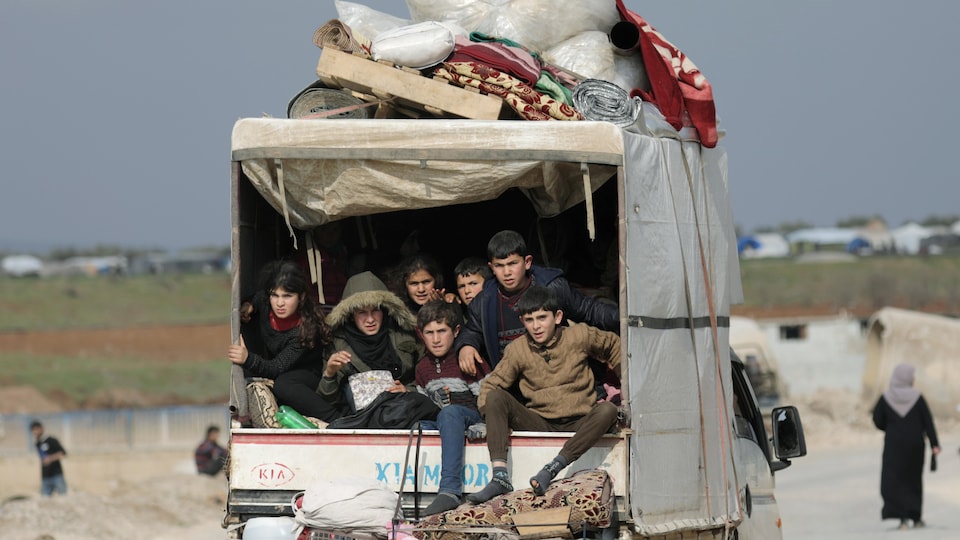 Des enfants déplacés à bord d’une camionnette à Afrin, en Syrie, le 18 février 2020.