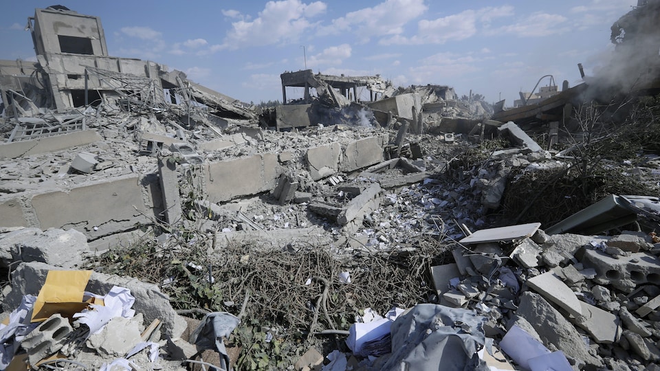 Les ruines du Centre de recherche scientifique syrien, après le frappes militaires,