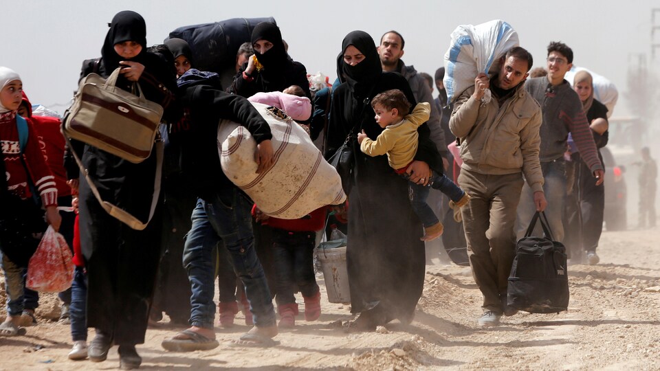 Des Syriens fuient leur village dans la Ghouta orientale.