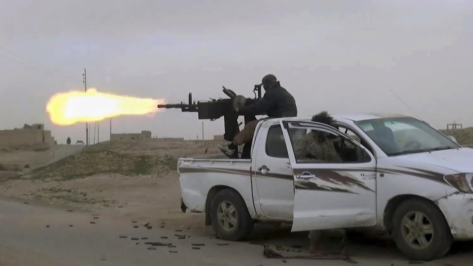 Un combattant de l'État islamique ouvre le feu contre des membres des Forces démocratiques syriennes.