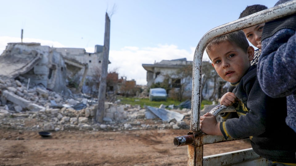 Des enfants évacués en Syrie.