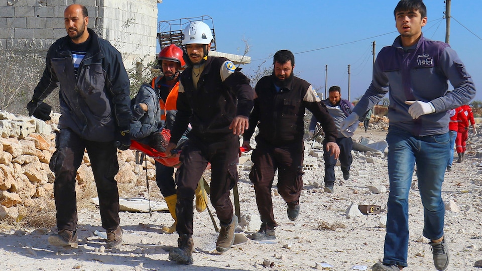 Les services de secours interviennent à Alep-Ouest, où des tirs rebelles ont fait au moins 10 morts, dont 7 enfants.