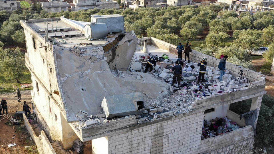 Des personnes inspectent une maison détruite à la suite d'une opération de l'armée américaine dans le village syrien d'Atmeh, dans la province d'Idlib, en Syrie, le jeudi 3 février 2022. 