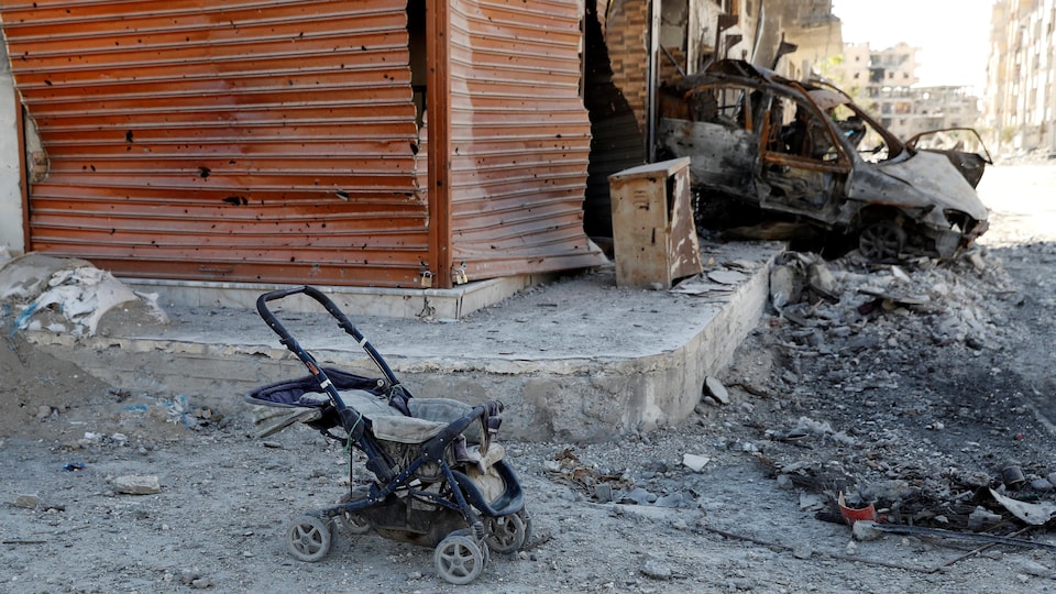 De Raqqa, il ne reste que des ruines et des traces fugaces d'une population qui a fui ou qui a vécu trop longtemps dans un « enfer à ciel ouvert ».