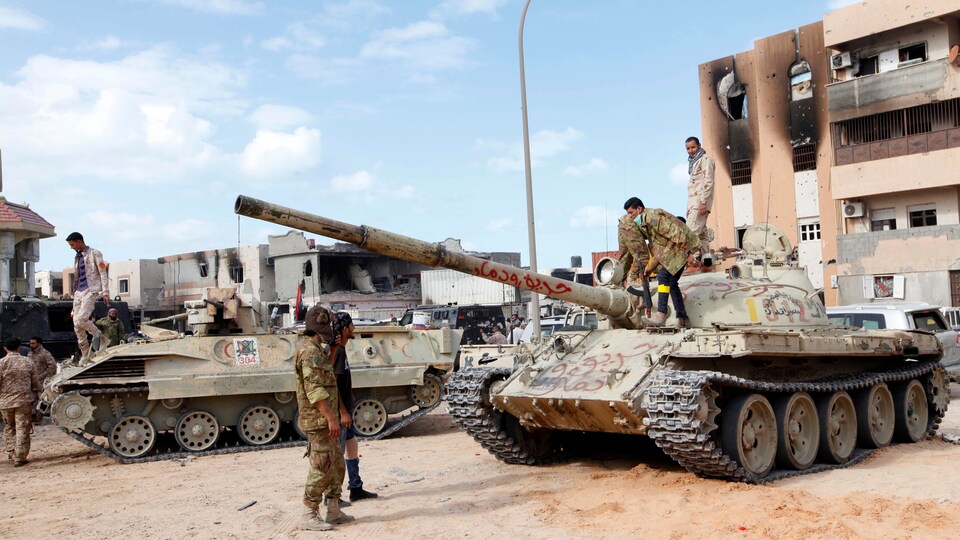 Des soldats libyens dans le quartier de Ghiza Bahriya, où étaient retranchés les derniers combattants du groupe armé État islamique, le 1er décembre.