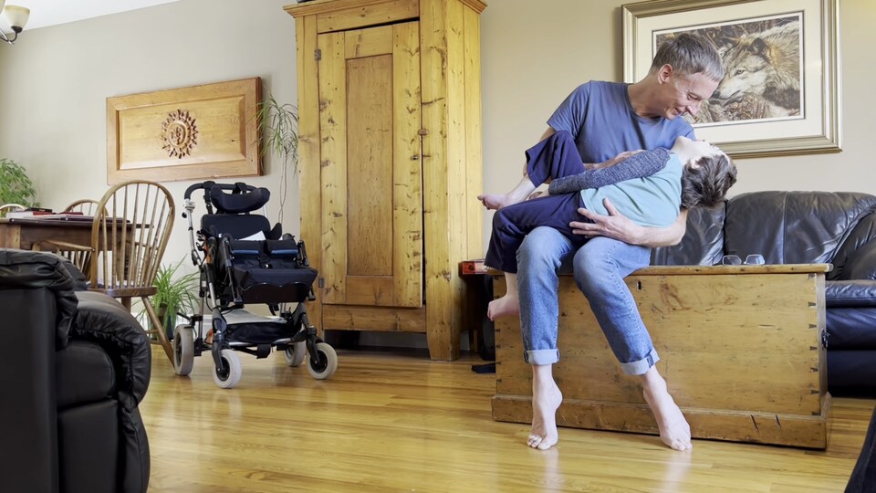 Jeff Presswood tient son fils Cache dans ses bras.
