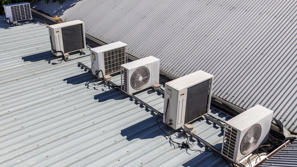 Un système de ventilation mécanique sur toit.