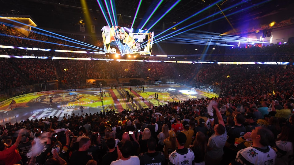 Près de 18 000 personnes étaient réunies au T-Mobile Arena, mercredi, pour assister au match numéro 2 entre les Golden Knights et le Canadien. 