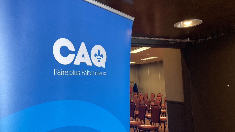 Une affiche de la CAQ.