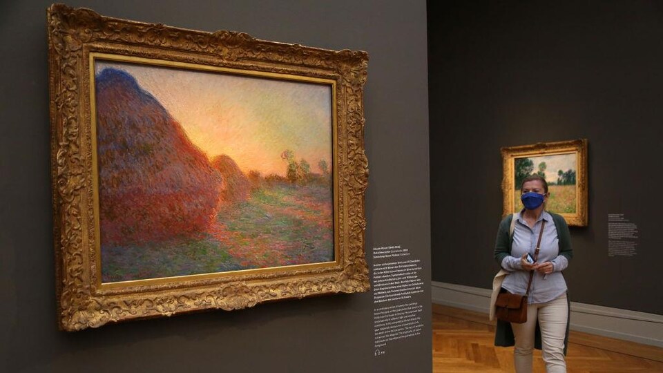 Un tableau est accroché au mur.