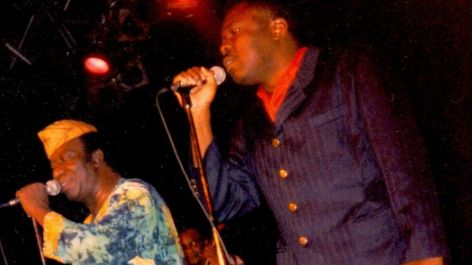 Jena-Pierre Busé, à droite, est monté sur scène avec son idole, Tabu Ley Rochereau, à Montréal en 1996.