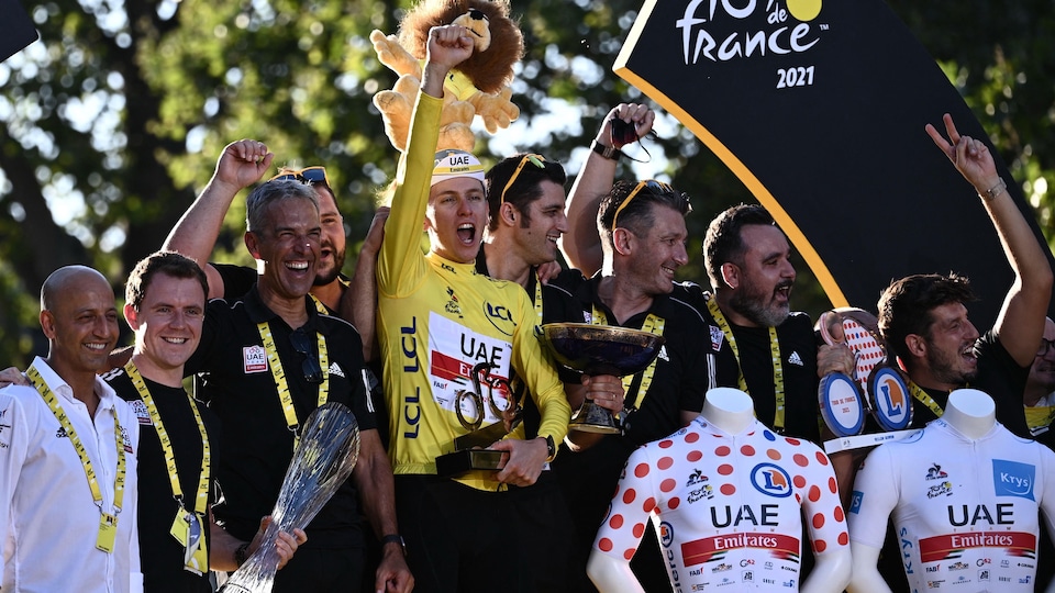 Le Slovène Tadej Pogacar célèbre sa victoire au Tour de France avec sa formation, Team UAE Emirates.