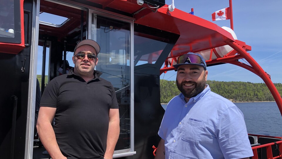 The two partners are on Estero, their ship. 