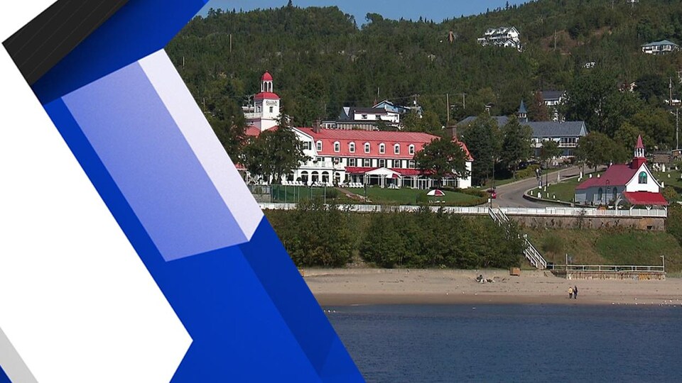 Une vue sur le village, la plage et l'hôtel de Tadoussac.