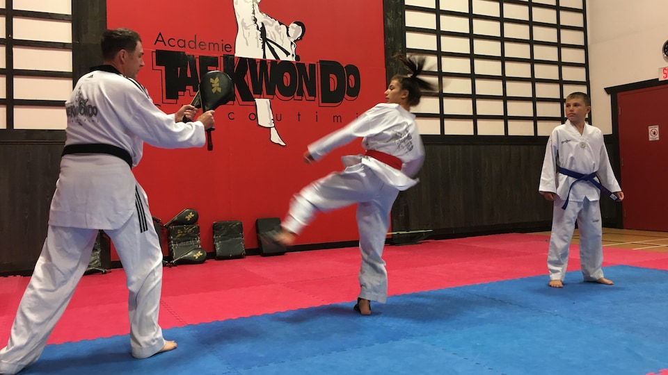 Une adolescente pratique avec son entraîneur.