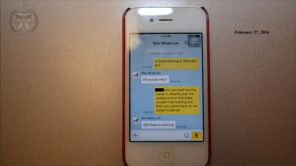 Une photo judiciaire d'un téléphone cellulaire affichant des messages textes.