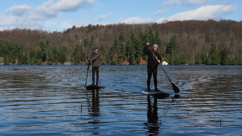 Nicolas Jolicoeur et Pascal Jolicoeur Mondou sur leurs planches à pagaie Taiga board sur le lac Meech en novembre. 