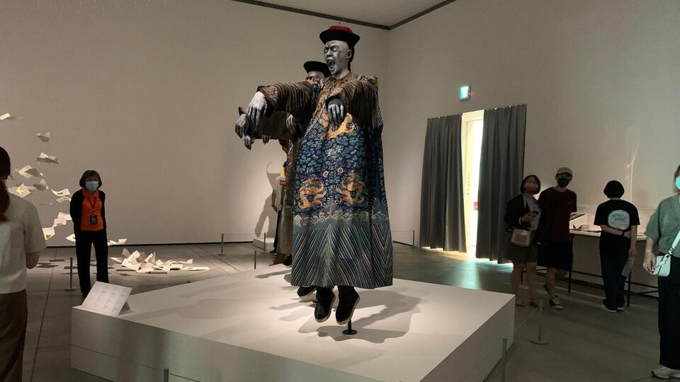 Des sculptures de zombies habillées en tenue asiatique traditionnelle.