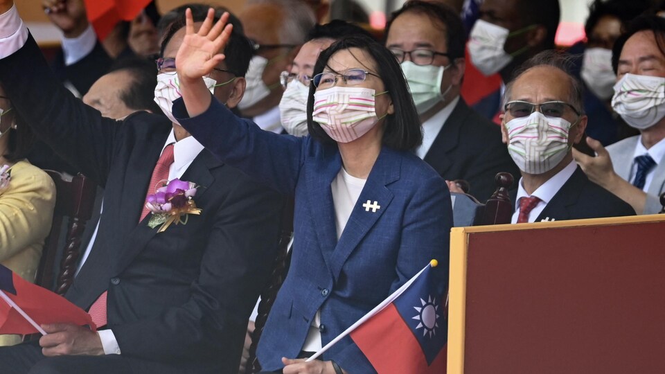 La présidente de Taïwan Tsai Ing-wen sur une tribune entourée d'hommes