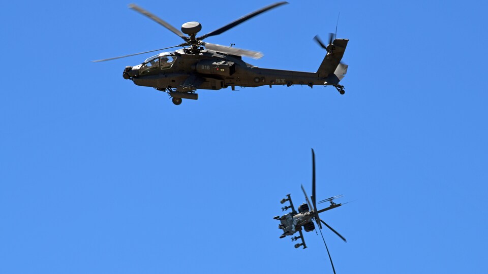 Deux hélicoptères militaires en vol.