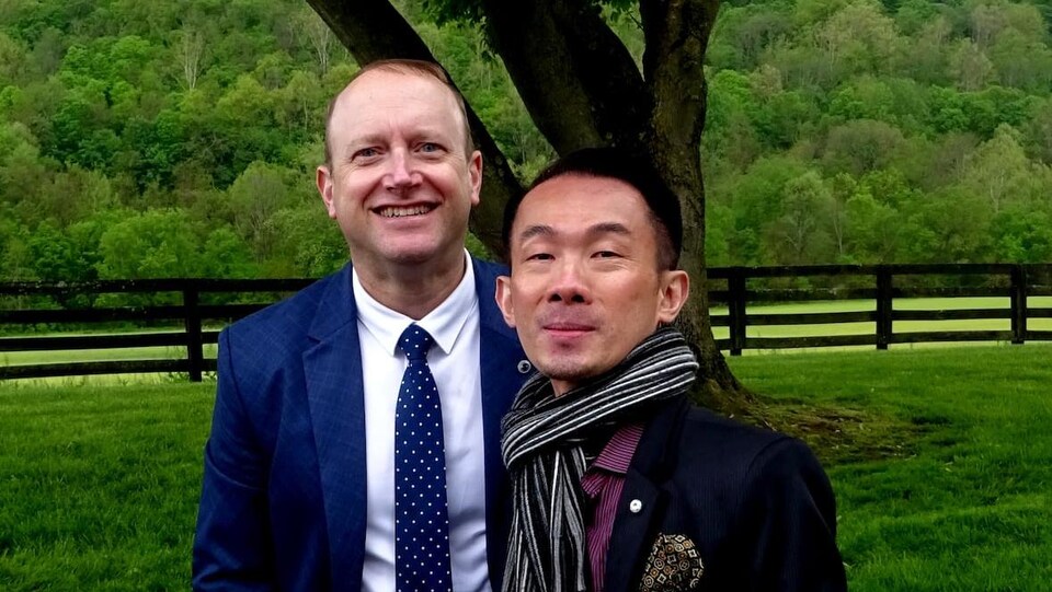 Photo dans un parc de Scott Simon et son mari, Kai Ma.