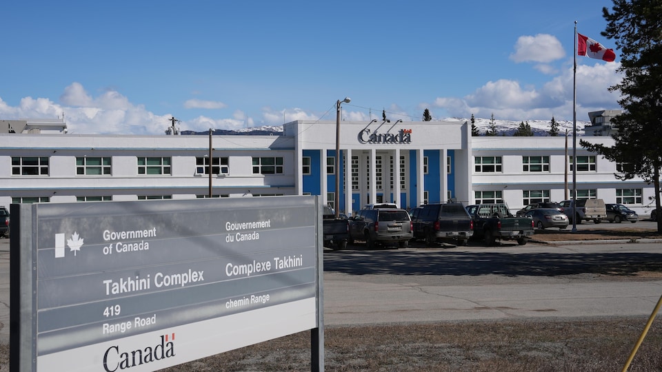 Un important bâtiment fédéral, avec une pancarte devant indiquant Complexe Takhini, à Whitehorse au Yukon.
