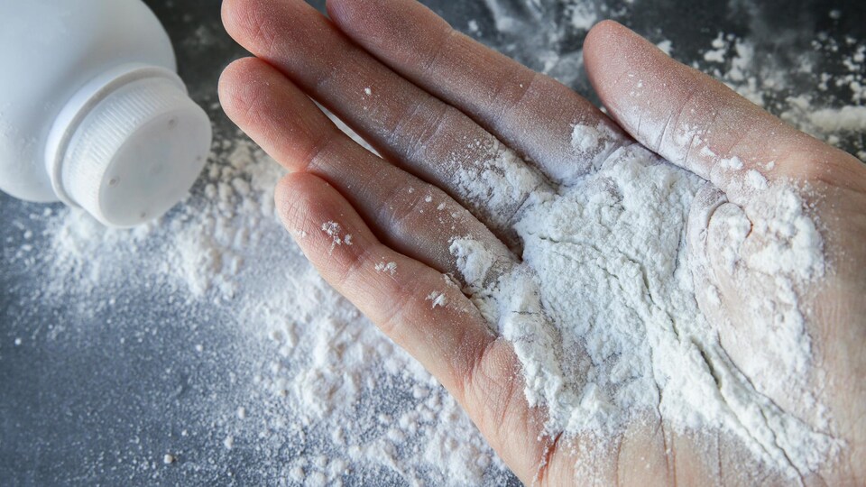 De la poudre de talc au creux d'une main.