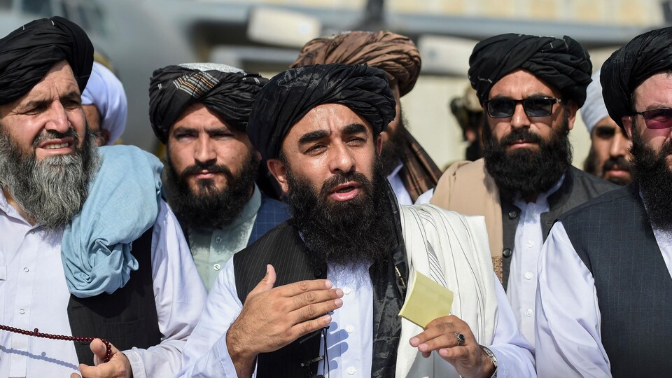 Des talibans habillés de blanc.