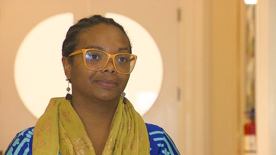 Tamara Steele donne une entrevue.