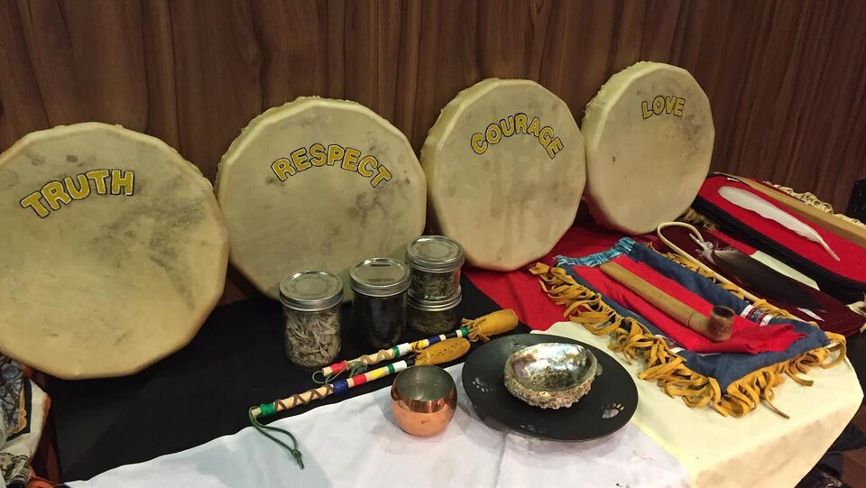 Accessoires traditionnels utilisés lors de cérémonie d'ouverture de la Commission Viens, à Val-d'Or
