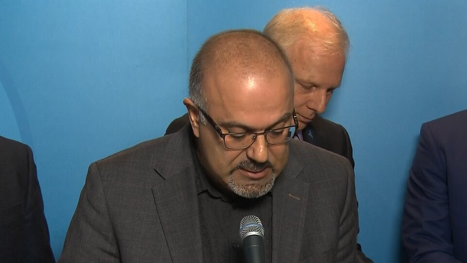 George Tannous, président du Comité provincial de concertation et de développement de l'industrie du taxi, et Jean-François Lisée, chef du Parti québécois