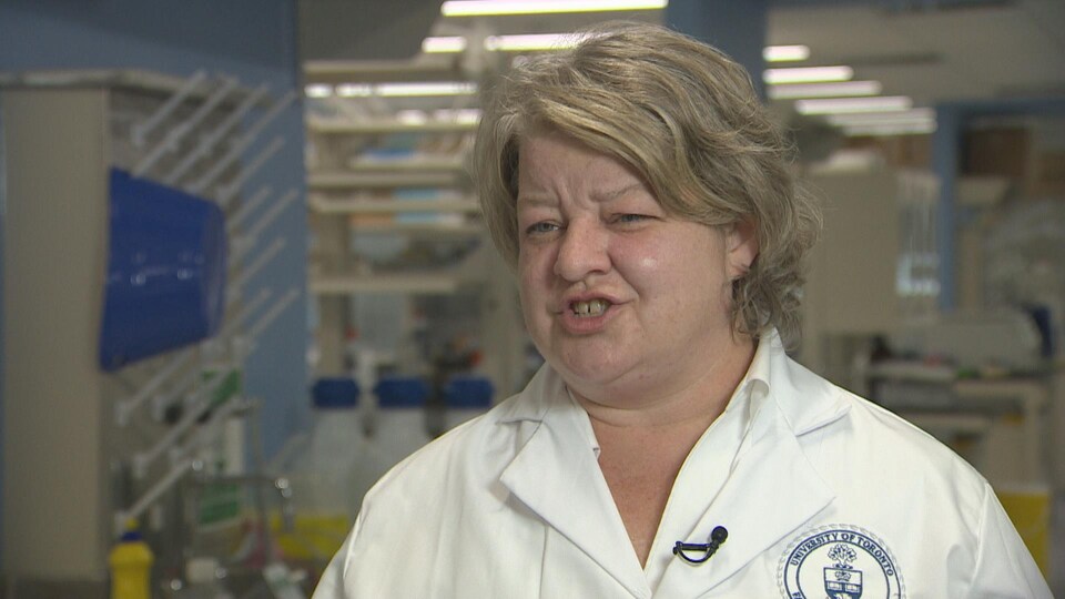Tara Moriarty en sarrau parle à la caméra.