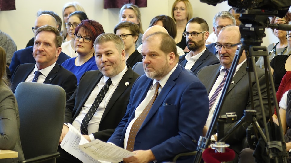 Le député caquiste de Rivière-du-Loup, Denis Tardif, de même que les députés péquistes Pascal Bérubé et Harold Lebel ont suivi avec attention le point de presse de la ministre McCann.