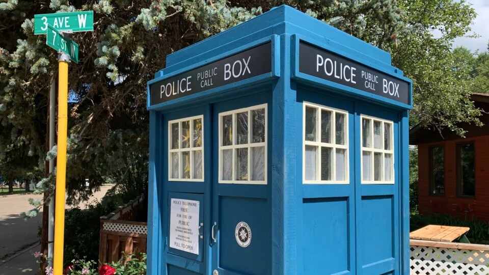 TARDIS au croisement de deux rue.