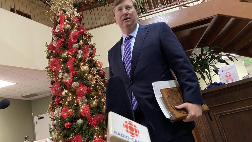 Le gouverneur Tate Reeves, en entrevue avec Radio-Canada, devant un sapin de Noël.